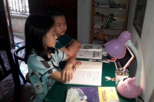 Sau 2 ngày học online bị 'treo' liên tục, cô trò đều 'mệt lả'
