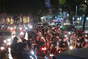 Người Hà Nội đổ ra đường đêm Trung thu, chuyên gia cảnh báo điều nguy hiểm có thể khiến công sức chống dịch đổ sông đổ biển