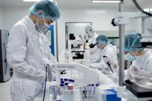 Đẩy nhanh thử nghiệm và cấp phép sử dụng vaccine phòng COVID-19