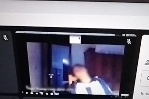 Nữ sinh học online quên tắt camera bị cô giáo bắt gặp ngay khoảnh khắc "ngượng chưa kìa"