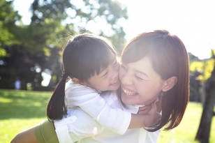 8 cách bố mẹ có thể nuôi dưỡng con mình trở thành người sống giàu tình cảm