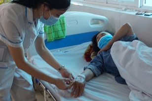 Số ca sốt xuất huyết nặng gia tăng vì nhiều người sợ Covid-19 không đi khám: Bác sĩ chỉ ra dấu hiệu cần đến viện ngay