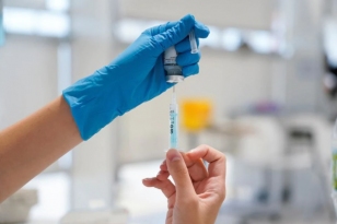 Thụy Điển và Đan Mạch dừng tiêm vaccine Moderna cho đối tượng trẻ tuổi
