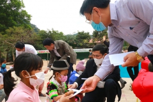 Giám đốc Sở GD vượt cả nghìn km đến tặng quà Tết cho giáo viên và học sinh nghèo biên giới