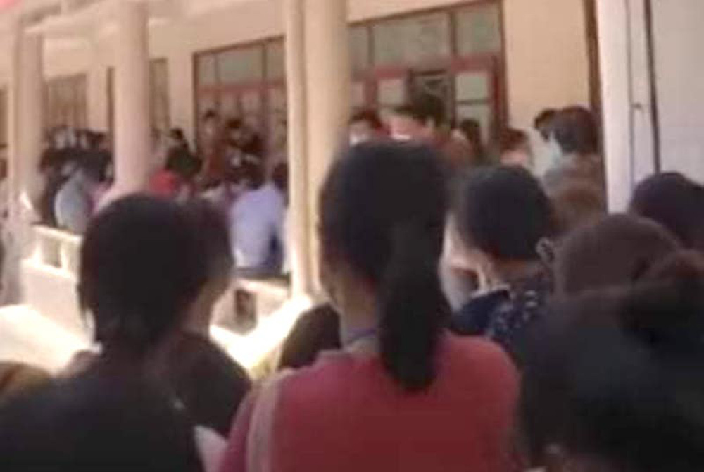 Xôn xao clip trường Đại học Vinh tổ chức thi đông người trong mùa dịch Covid-19 - Ảnh 4. Xôn xao clip trường Đại học Vinh tổ chức thi đông người trong mùa dịch Covid-19 - Ảnh 4.