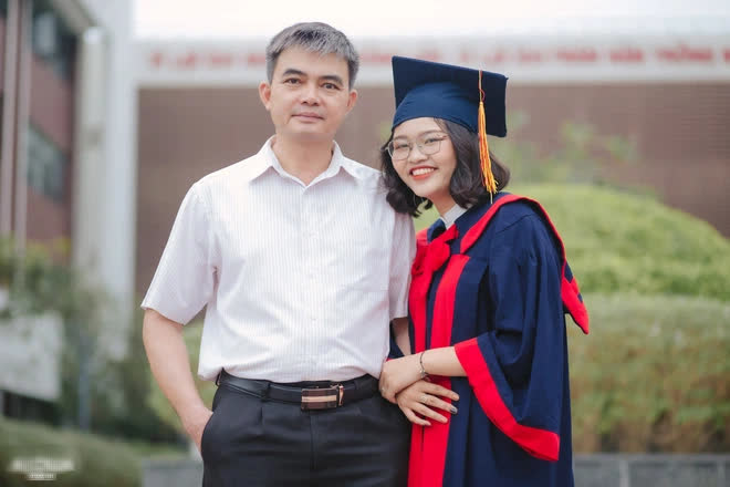 Thủ khoa Học viện An ninh Nhân dân có cha ở tuyến đầu chống dịch: Chiều nay, con đứng gác mà thấy nghẹn lòng - Ảnh 2.