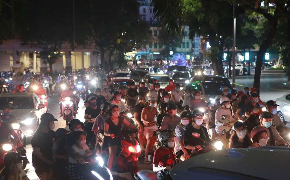 Người Hà Nội đổ ra đường đêm Trung thu, chuyên gia cảnh báo điều nguy hiểm có thể khiến công sức chống dịch đổ sông đổ biển