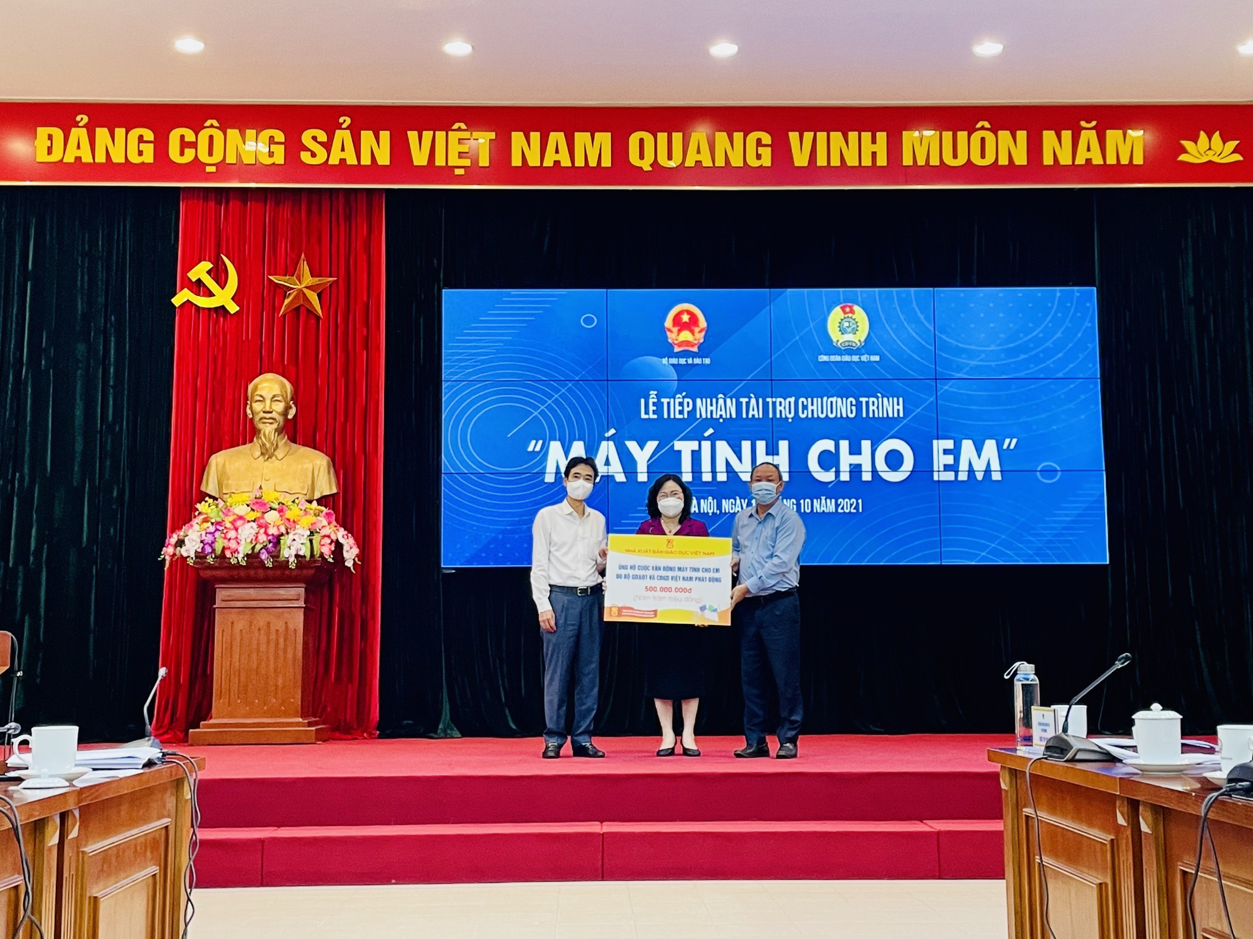 Tiếp nhận hơn 108 tỷ đồng tài trợ cho Chương trình 'Sóng và máy tính cho em'