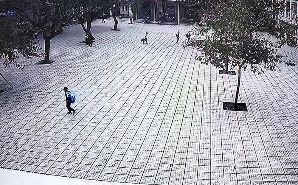 Vụ nghi bé lớp 1 bị nam thanh niên lạ xâm hại ở trường: Camera chập chờn, có cái bị hỏng